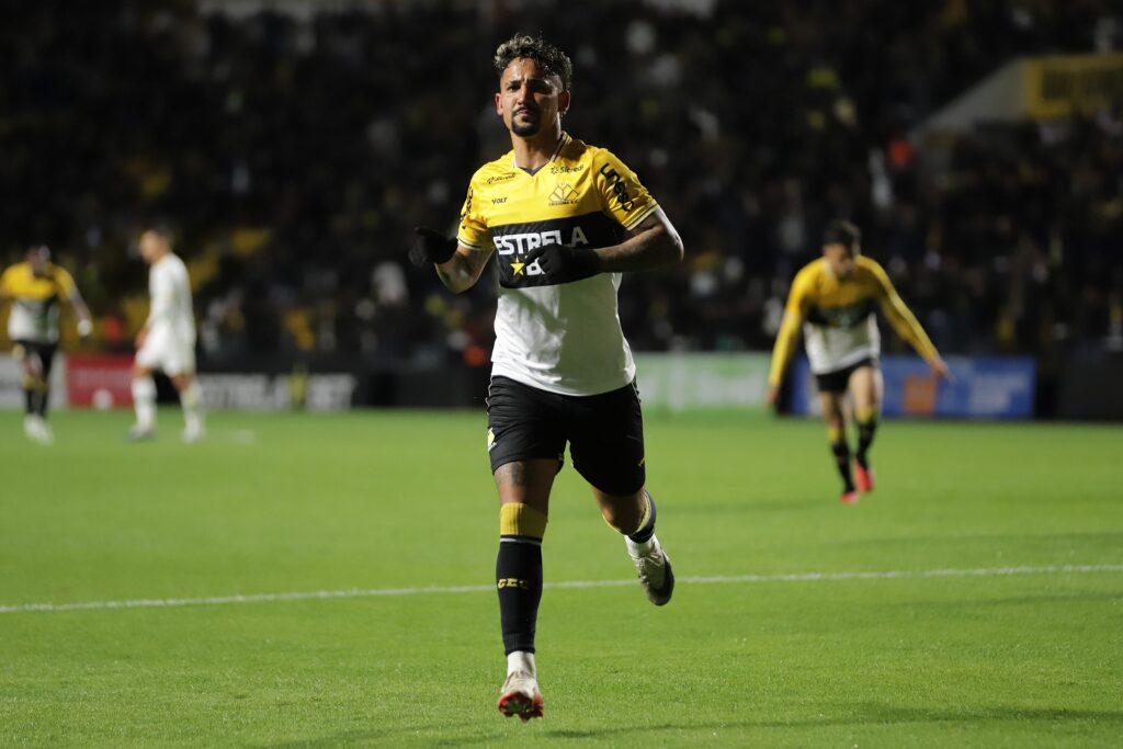 Jhonata Robert pelo Criciúma