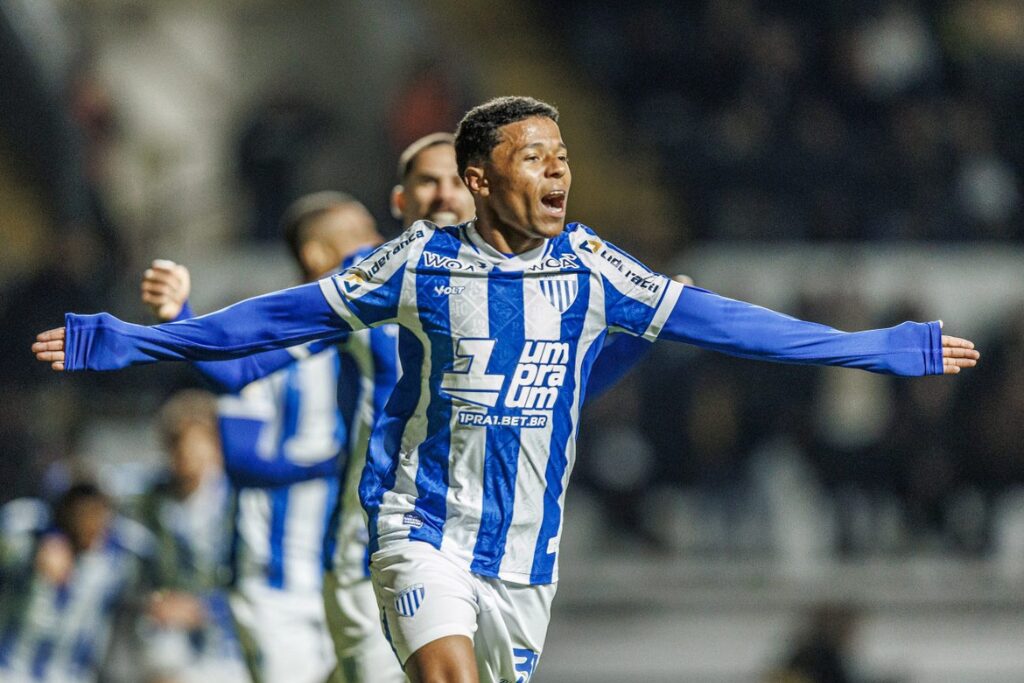Jogador do Avaí em ação