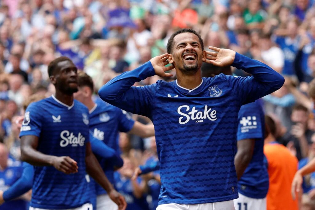 Jogadores do Everton celebram gol