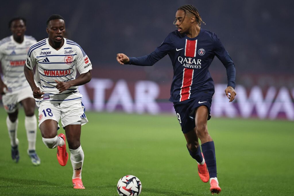 Barcola em jogo de PSG x Strasbourg - Ligue 1 2025/26