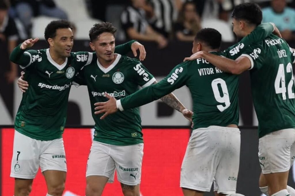 Jogadores do Palmeiras em ação