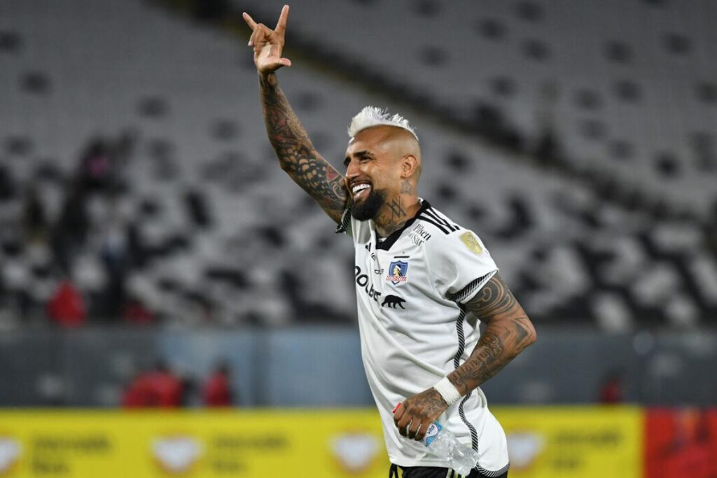 Vidal em ação pelo Colo Colo
