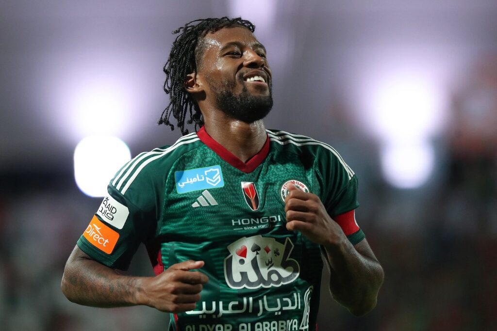 Wijnaldum em ação pelo Al-Ittifaq
