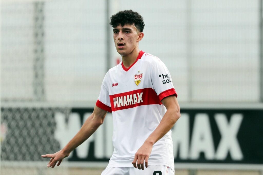 Al-Dakhil em ação pelo Stuttgart