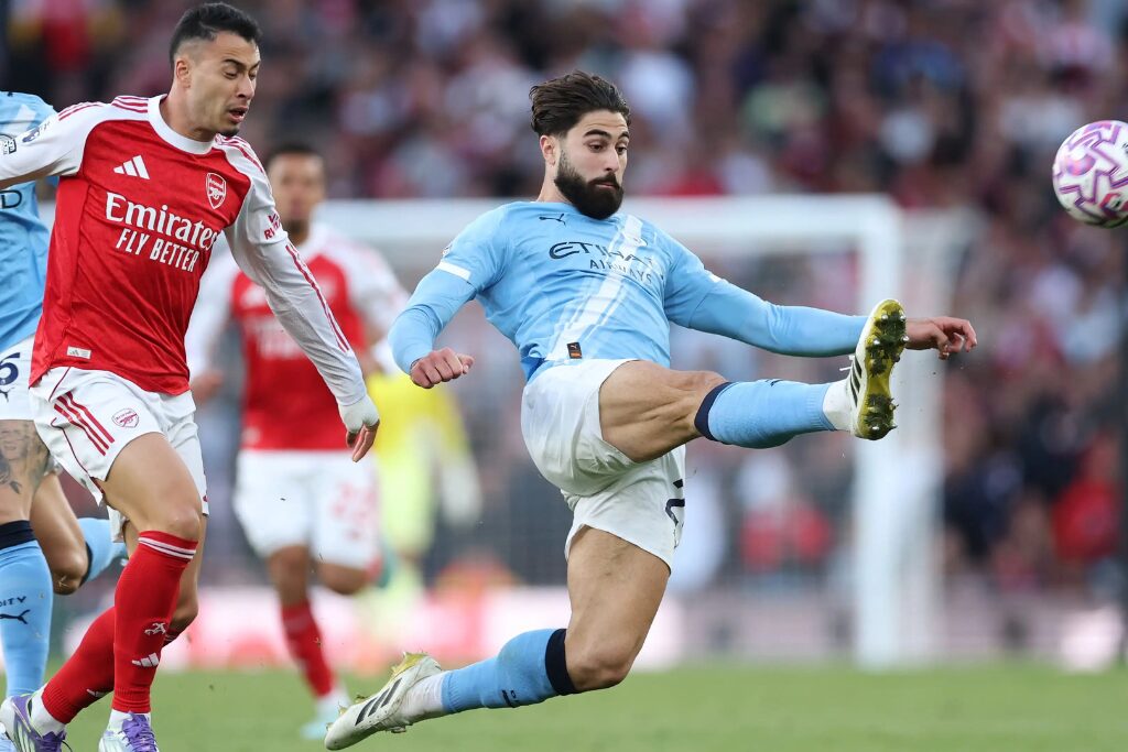 Jogadores de Arsenal e Manchester City - Ambas equipes marcam