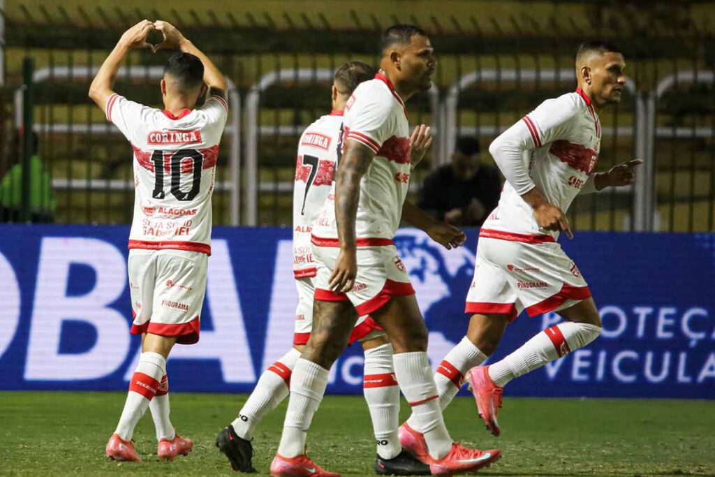 Jogadores do CRB em ação