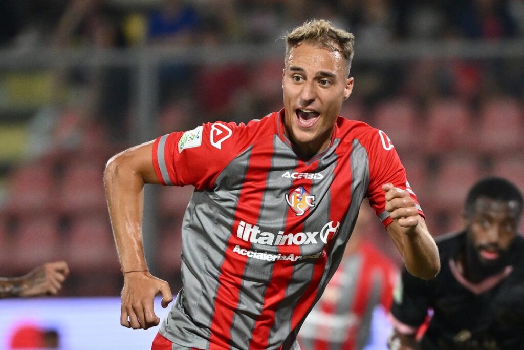 Jogador do Cremonese em ação