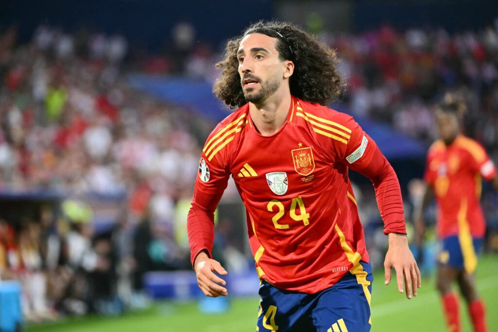 Cucurella em ação pela Espanha