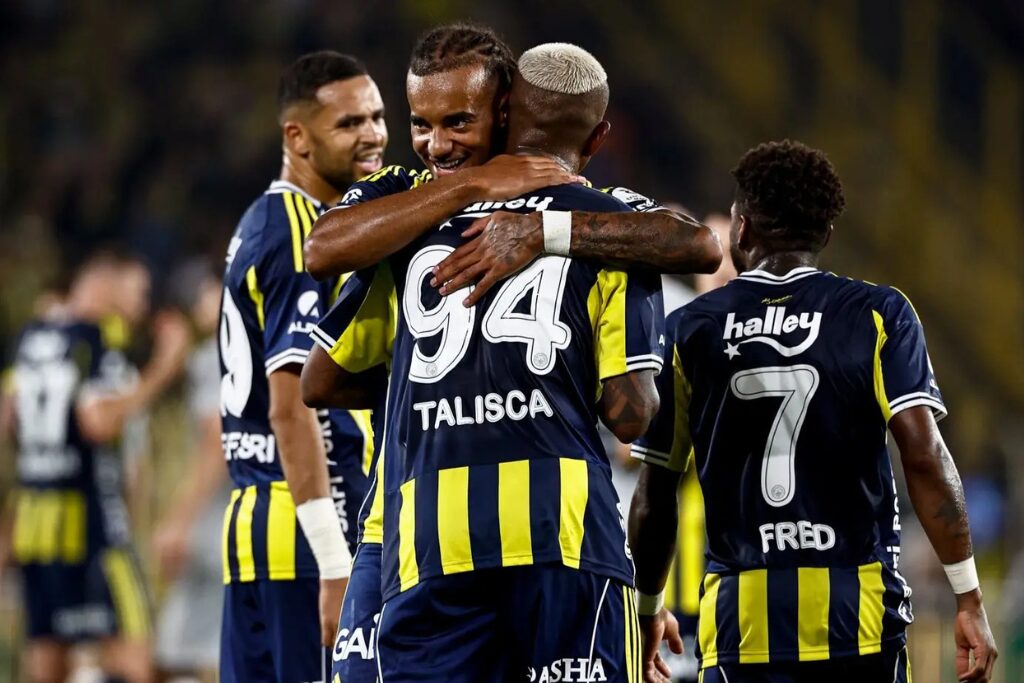 Jogadores do Fenerbahçe em ação
