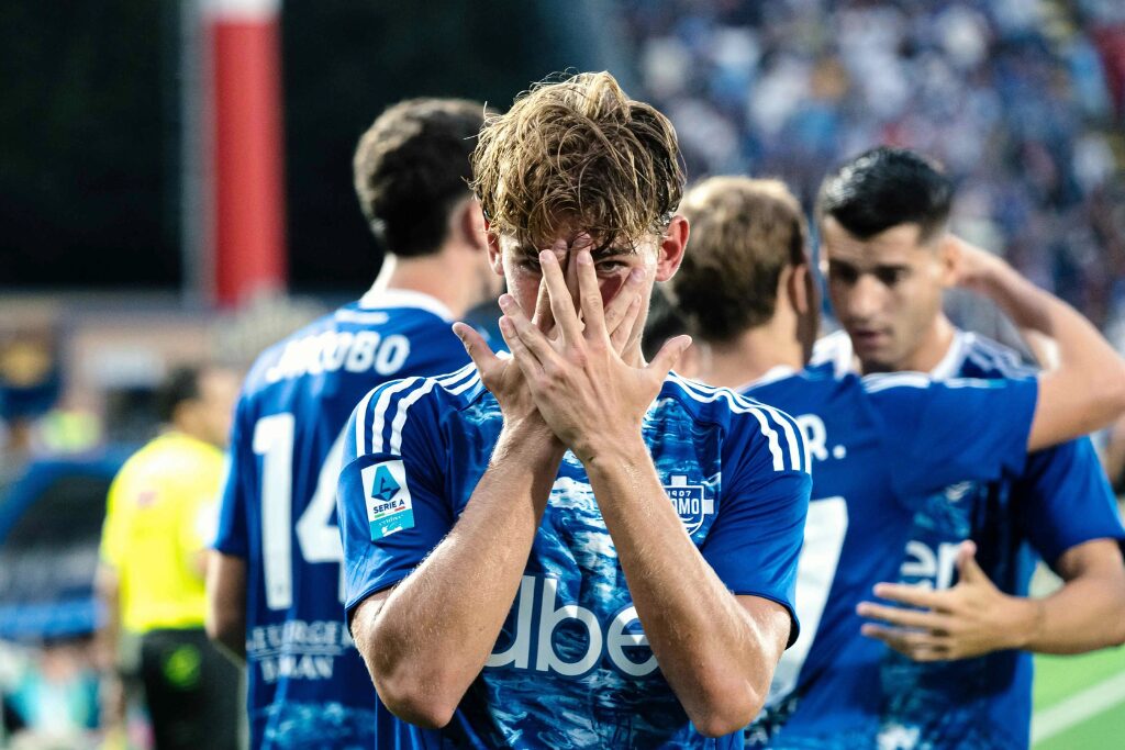 Nico Paz celebra gol pelo Como
