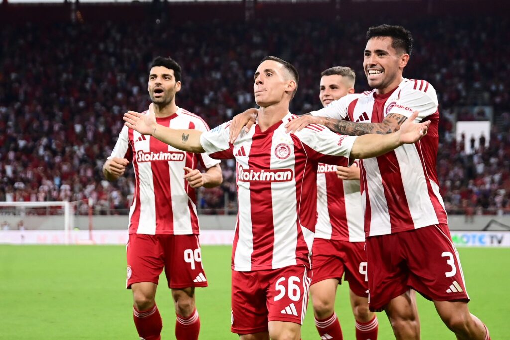 Jogadores do Olympiacos em ação