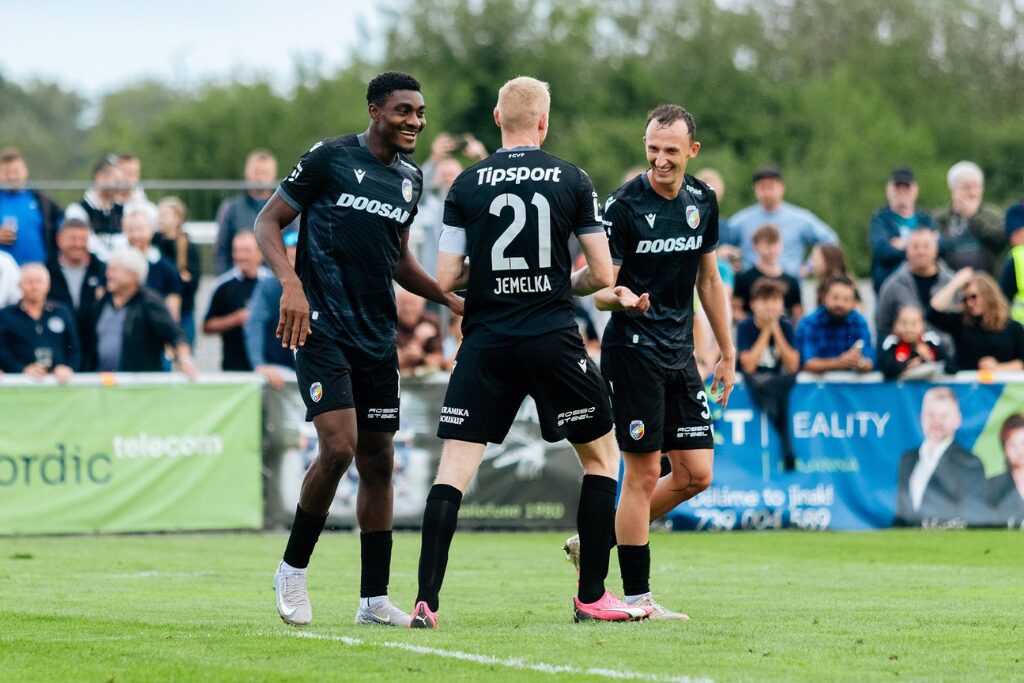 Jogadores do Viktoria Plzen em ação