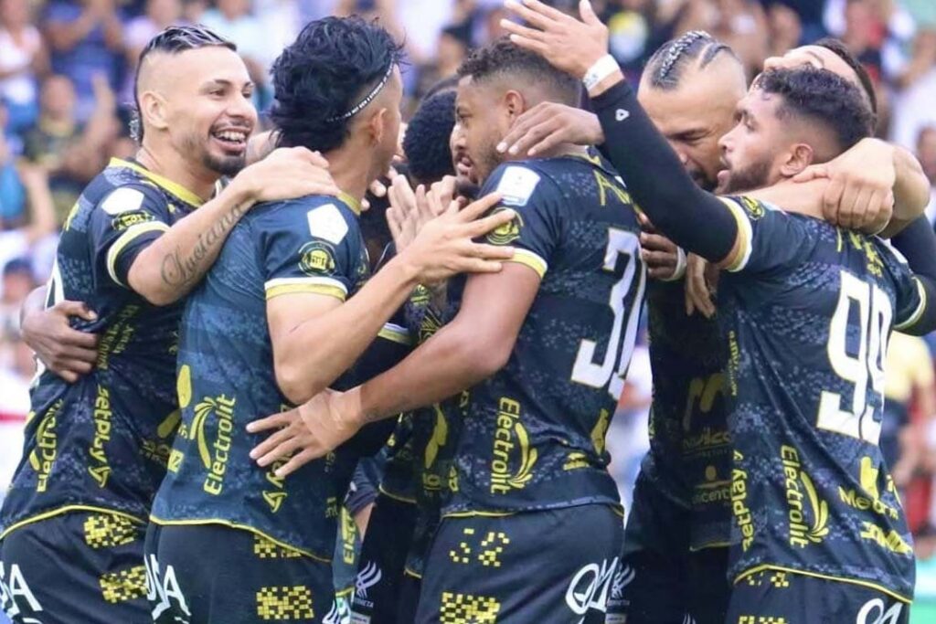 Jogadores do Llaneros FC em ação