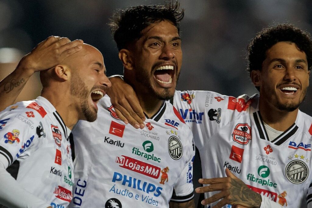 Jogadores do Operário-PR em ação